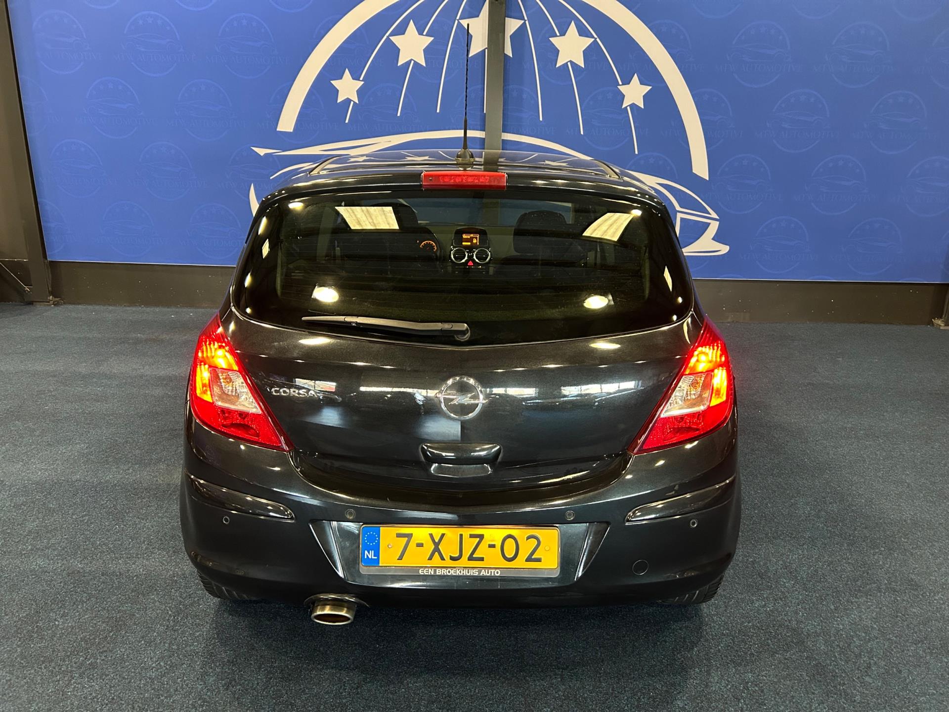 44230587-21.jpg